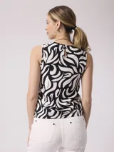 Musculosa de calce relajado con cuello redondo, confeccionada en tejido estampado en tonos de azul y crudo.