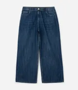 Pantalón de jean modelo wide leg, de tiro medio y corte amplio desde la cadera hasta el ruedo. Presenta cierre frontal con botón, bolsillos laterales y traseros, y trabillas en la cintura.