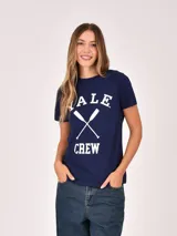 Remera de manga corta color azul marino con estampado frontal en blanco que dice "YALE CREW" y dos remos cruzados en el centro.