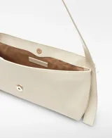 Bolso de hombro Adolfo Domínguez modelo Orión, confeccionado en piel de búfalo con acabado craquelado brillante. Presenta un diseño rectangular con solapa, cierre magnético y asa corta regulable con hebilla.
