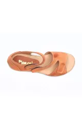 Sandalia de cuero beige con diseño de múltiples tiras con cierre de velcro. Presenta una combinación de texturas, incluyendo cuero con relieve tipo croco en el talón y la puntera, y cuero liso en las tiras superiores. Cuenta con una suela plana de goma con relieve antideslizante.