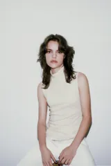 Camiseta sin mangas, corte ajustado (slim fit), color beige claro jaspeado, con cuello alto tipo tortuga (perkins) y bajo redondeado.