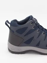 Bota de trekking Forum color azul marino, con paneles de malla transpirable, refuerzos sintéticos en puntera y laterales, y suela de goma gris con relieve antideslizante.