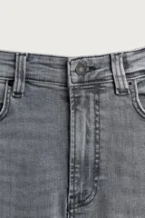 Jeans skinny cropped fit de corte ajustado y tiro medio, con diseño de cinco bolsillos y efecto lavado.