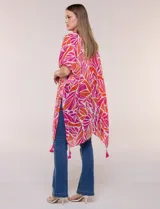 Kimono de gasa ligera color fucsia y naranja, con estampado de hojas, mangas cortas amplias, diseño abierto al frente y detalle de borlas en el ruedo asimétrico.