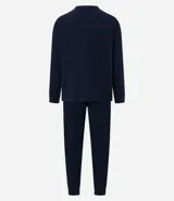 Pijama masculino de dos piezas confeccionado en tejido fleece texturizado. Incluye una remera de manga larga con cuello redondo y puños ajustados, y un pantalón tipo jogger con cintura elástica, cordón de ajuste y bolsillos laterales.