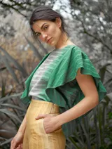 Blusa color mostaza con cuello redondo y mangas cortas con volados.