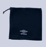 Cuello polar azul marino con logo de Umbro bordado en blanco.