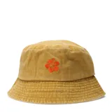 Gorro tipo bucket color mostaza con efecto desgastado y bordado de flor de hibisco en color naranja en la parte frontal.