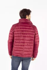 Campera puffer de diseño acolchado en color azul oscuro, con cuello elevado, cierre frontal completo y bolsillos laterales con cierre. Incluye un bolsillo adicional en el pecho y capucha oculta.