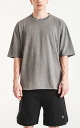 Remera de manga corta, corte oversize y cuello redondo, confeccionada en algodón melange gris.