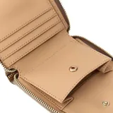 Billetera compacta Guess modelo Laurel II, color gris oscuro con textura granulada. Presenta cierre perimetral metálico y logo de la marca en letras doradas en la parte frontal.