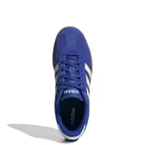 Championes urbanos Adidas modelo Barreda, color azul con las icónicas tres tiras laterales en blanco con bordes amarillos. Presentan puntera en forma de T, capellada de gamuza y suela de goma color caramelo.