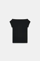 Camiseta negra de corte slim fit, con cuello barco y manga corta.