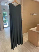 Vestido largo sin mangas, color marrón oscuro o ciruela, de tejido acanalado (morley) con caída amplia.