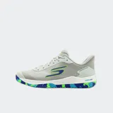 Championes deportivos Skechers Viper Court Pro 2.0, color gris con detalles en verde neón y azul. Presentan una parte superior de malla técnica, entresuela con amortiguación reactiva y suela con patrón de tracción multicolor.
