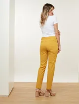 Pantalón slim de corte recto, color blanco, con pretina con pasadores, cierre y botón frontal. Cuenta con tres bolsillos delanteros y dos bolsillos ojal en la parte trasera.