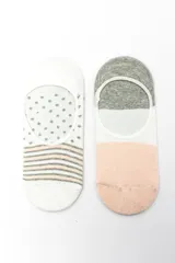 Par de medias invisibles cortas, con diseño estampado de lunares, rayas y bloques de color en tonos blanco, gris y rosado.
