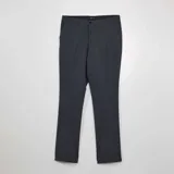 Pantalón de vestir de corte recto y estilo formal, confeccionado en tela de sastre color gris oscuro, con cierre de botón y cremallera, y bolsillos laterales.