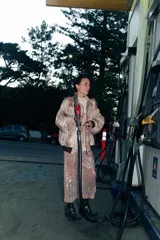 Falda midi color rosado, confeccionada en tul con bordado de lentejuelas transparentes. Cuenta con un tajo en la espalda, está forrada y tiene cintura elástica.