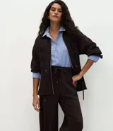 Pantalón de corte recto y calce suelto, confeccionado en tejido de viscosa, poliéster y elastano. Presenta cintura elástica con cordón ajustable con punteras metálicas, recortes frontales y bolsillos traseros.