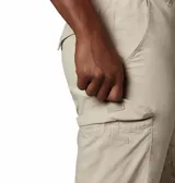 Pantalón cargo de hombre color beige, con múltiples bolsillos laterales y cierre frontal. Diseño funcional ideal para actividades al aire libre.