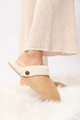 Pantuflas beige de cuero ovino y lana natural.