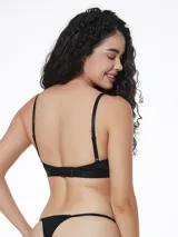 Soutien triangular de diseño minimalista, confeccionado en tela lisa de color negro, con breteles finos ajustables y cierre posterior.