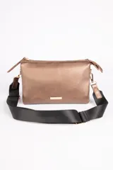 Cartera bandolera Daniel Cassin modelo Sandy, de color bronce metalizado, con tres subdivisiones, cierres metálicos y correa regulable y desmontable en color negro.