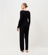 Pijama largo Lov de dos piezas color negro, confeccionado en tejido flame con viscosa y elastano. Incluye una blusa de manga larga con escote en V cruzado y un pantalón de corte recto con cintura elástica.