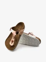 Sandalias Birkenstock modelo Gizeh, color cobre metalizado, con plantilla anatómica blanda y suela de EVA. Fabricadas en Alemania.