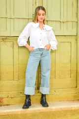 Bota corta negra de cuero, con caña media, hebilla lateral y suela track.