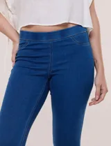 Pantalón jegging de tiro medio con calce ajustado skinny y cintura elastizada estilo pull on, confeccionado en denim azul. Presenta falsos bolsillos delanteros y bolsillos plaqué funcionales en la parte posterior.
