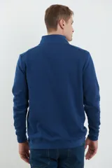 Remera de manga larga con medio cierre frontal, confeccionada en tejido de punto acanalado con puños elásticos a tono.