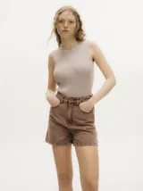 Body negro de punto acanalado con cuello redondo y espalda baja.