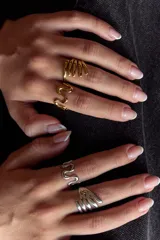 Anillo ajustable de acero quirúrgico hipoalergénico, con diseño ondulado o de ondas.