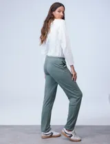 Pantalón jogger verde de algodón, marca Ruby Rd, con pretina elastizada.