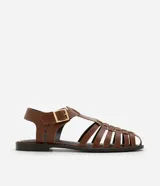 Sandalias planas de cuero marrón con tiras entretejidas, hebilla dorada y suela negra.