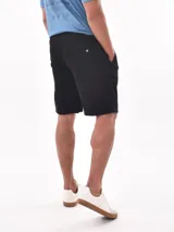 Bermuda de hombre color gris oscuro, de corte regular y largo hasta la rodilla, con cintura elástica y cordón de ajuste.