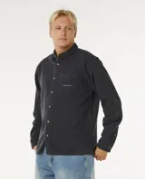 Camisa de franela Rip Curl modelo Inner Visions Fannel Shirt, de color negro con lavado enzimático, manga larga, cierre frontal de botones y un bolsillo en el pecho con logotipo bordado.