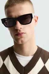 Chaleco de punto con cuello en V, diseño de rombos en marrón, beige y rosa.