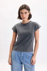 Remera manga corta de algodón en color gris con efecto lavado acid wash, escote redondo acanalado y corte recto.
