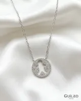 Collar de plata 925 con cadena fina y dije circular pavé con circonias, que presenta un diseño calado en forma de silueta de niño.