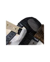 Gorra tipo trucker con visera de gamuza en color beige y panel frontal de tela blanca. Presenta un parche bordado con la imagen de una cabra y la palabra 'HIM'. La parte trasera es de malla blanca.