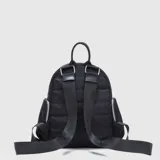 Mochila urbana de diseño acolchado con costuras horizontales, color negro. Cuenta con un compartimento principal con cierre, un bolsillo frontal con cierre y dos bolsillos laterales con cierre. Incluye asa superior y correas ajustables, con detalles en cuero vegano.