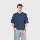 Remera de algodón color azul marino con estampa gráfica en la espalda que incluye el texto 'VNFO' y la frase 'NOT FOR EVERYONE IF YOU KNOW, YOU KNOW'.