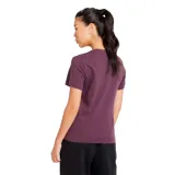 Remera de manga corta New Balance modelo Sport Essentials Jersey, de color bordó, con cuello redondo y el logo de la marca estampado en blanco en el lado izquierdo del pecho.