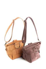 Bolso tipo cesta tejido, color marrón claro, con correa al hombro ajustable y herrajes dorados.