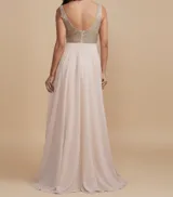 Vestido largo de fiesta con escote en V, cuerpo ajustado con detalle de pedrería brillante y falda fluida con tajo lateral.