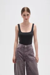 Body sin mangas de poliamida, con cuello cuadrado y ajuste al cuerpo. Cuenta con cierre de broches en la parte inferior.